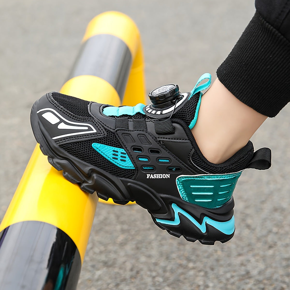 Boys' Casual Low-Top Running Shoes with Rotating Button, Comfy Non-Slip Sneakers for Outdoor Activities. - Hiccupzz