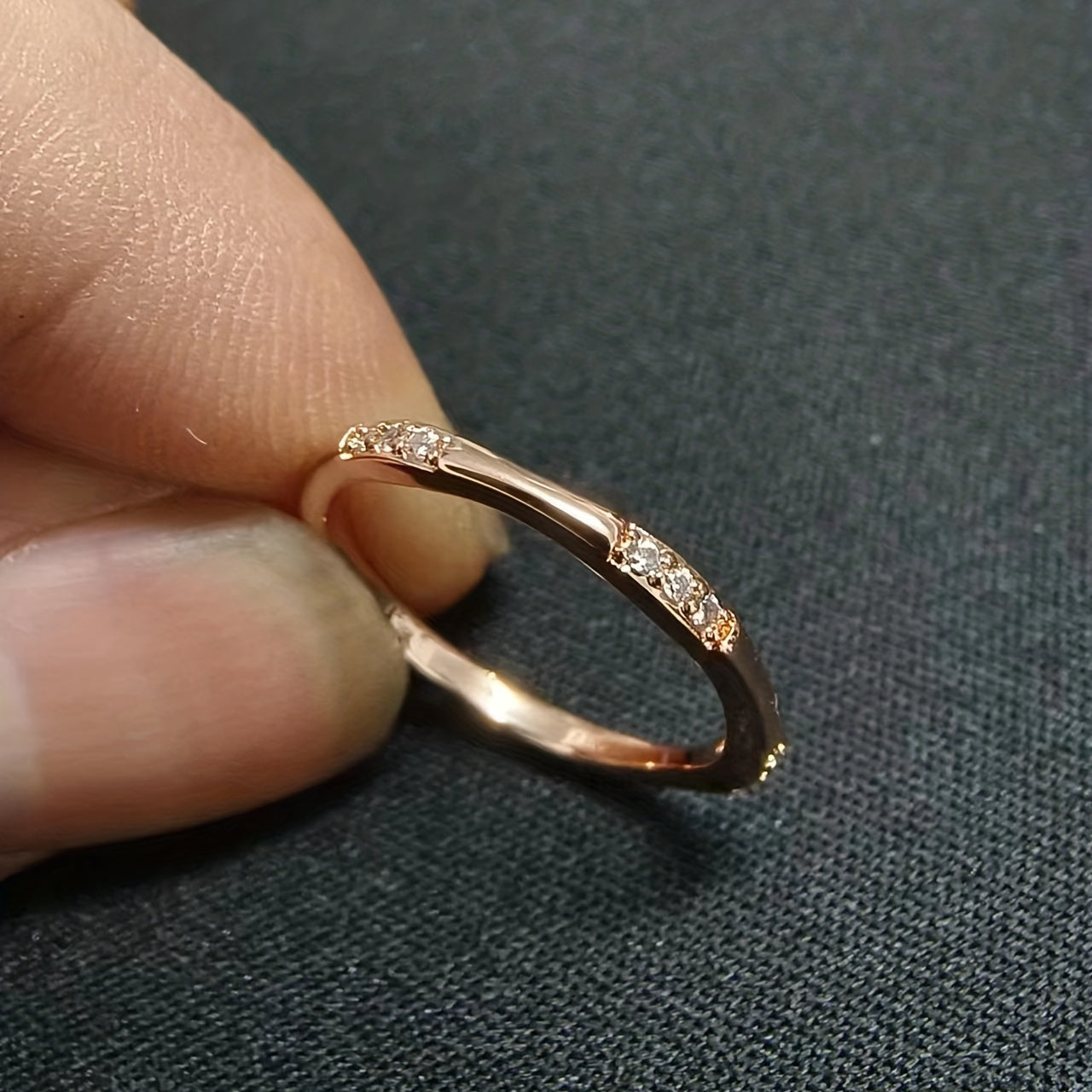 1 anillo pequeño y bonito de circonita sintética brillante y deslumbrante