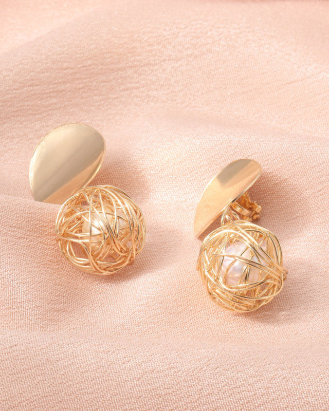 Fashion earrings, personalized hollow gold wire wrapped ball pearl earrings, non-pierced ear clips